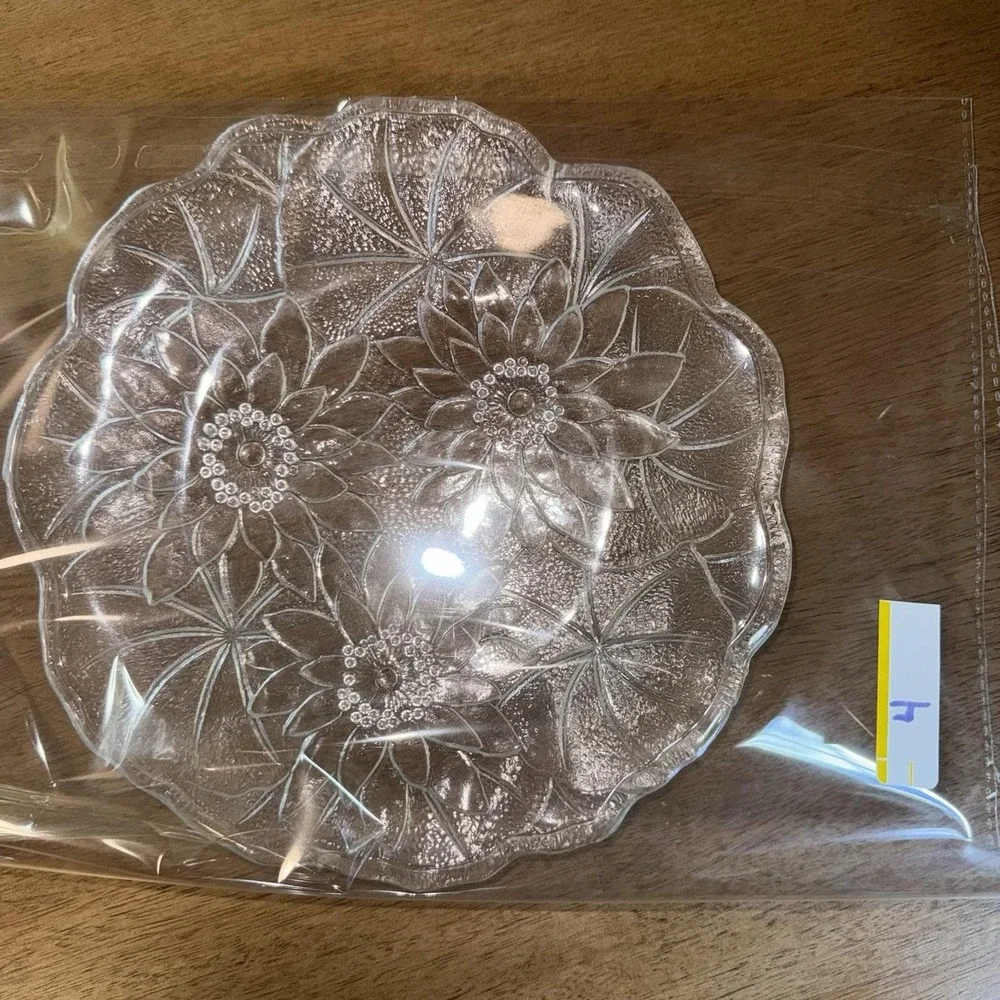 Vintage Clear Pressed Glass Sunflower Plate Scalloped Edge Textured Floral 8.25